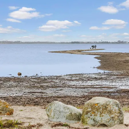 2 Bedroom Cozy In Hébergement de vacances *